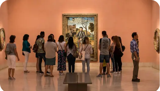 Un grupo de turistas viendo una pintura dentro del Museo Reina Sofia en Madrid
