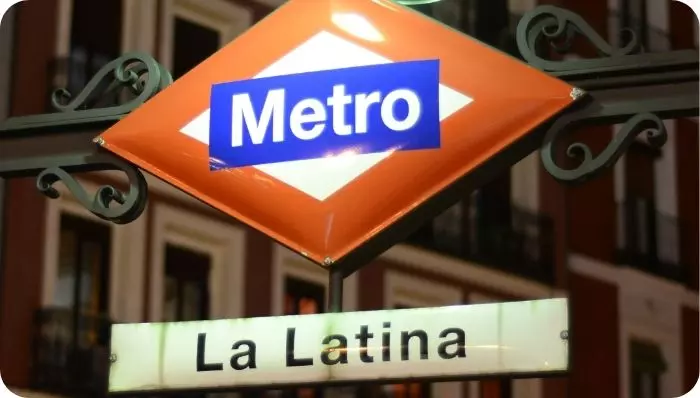Señal de Parada de Metro en el Barrio de "La Latina"