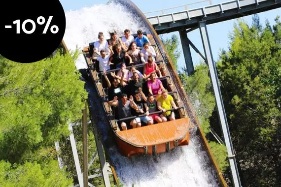 People enjoying an aquatic atracction in Parque Warner, Madrid.