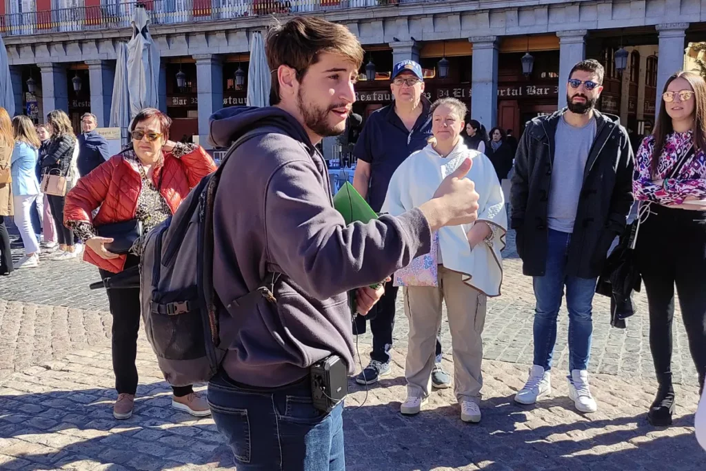 L'un de nos guides de Free Walking Tour donnant une explication sur Madrid